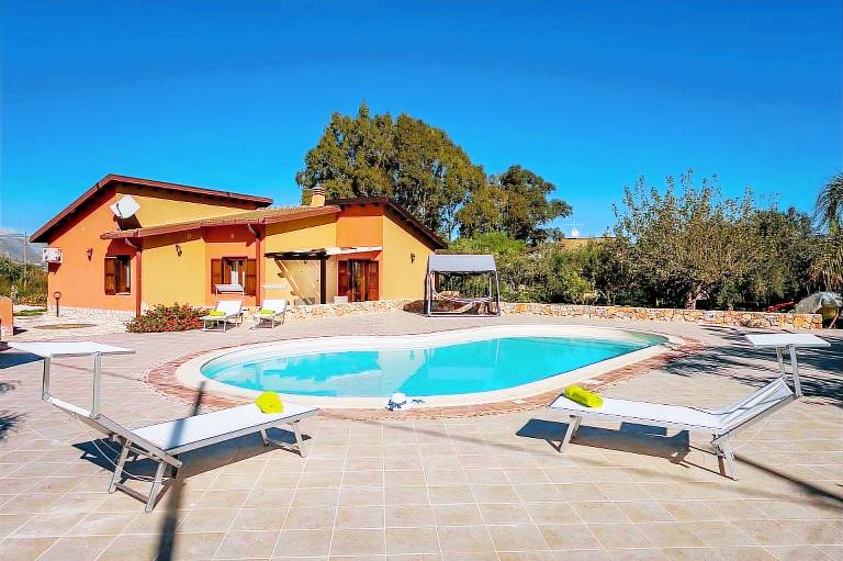 Family-friendly wonderful villa with patio, private pool & BBQ | Pets allowed in Castellammare del Golfo