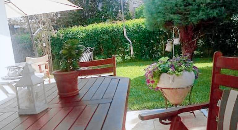 House with terrace & yard — photo 4