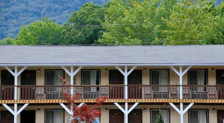 Travelowes Motel - Maggie Valley — photo 5