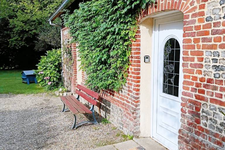 Vacation home with BBQ, garden & patio in Rouen
