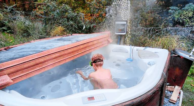 Chalet with hot tub & pool | Pets allowed — photo 5
