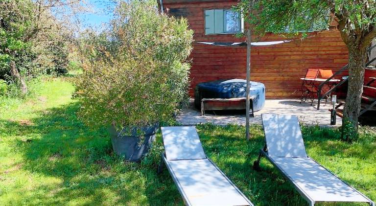 Tent with jacuzzi in Mirepoix