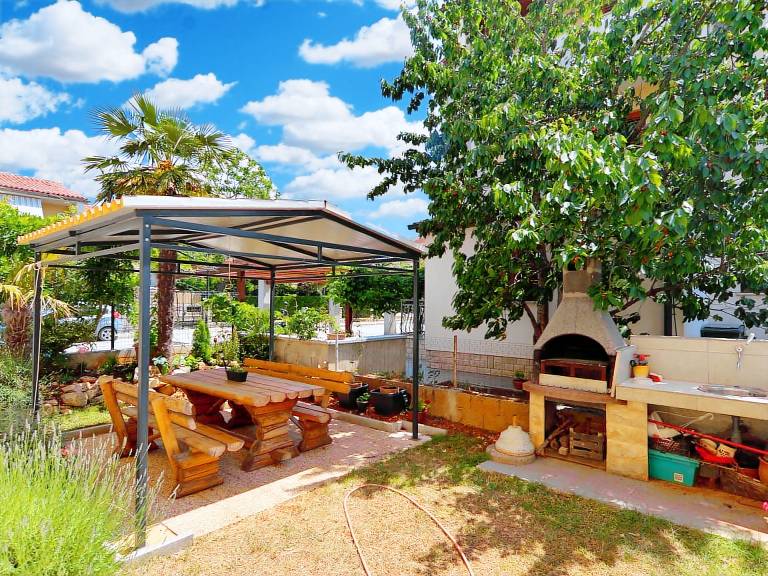 Apartment with barbeque & patio — photo 3