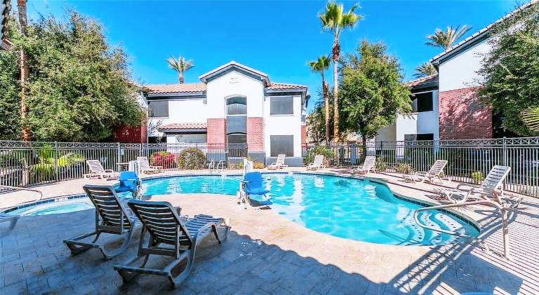 Rental apartment with pool in Chandler, AZ