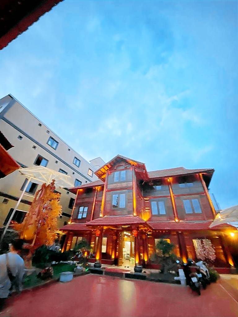 Villa with yard, grill & hot tub in Da Lat