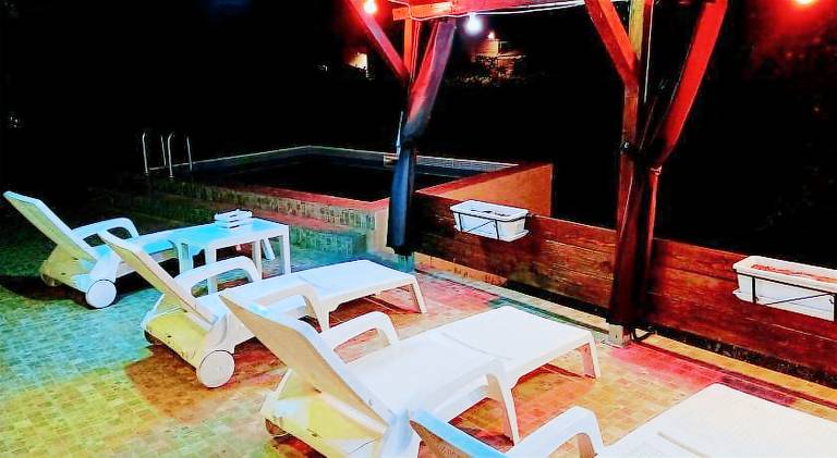 Vacation home with pool — photo 4