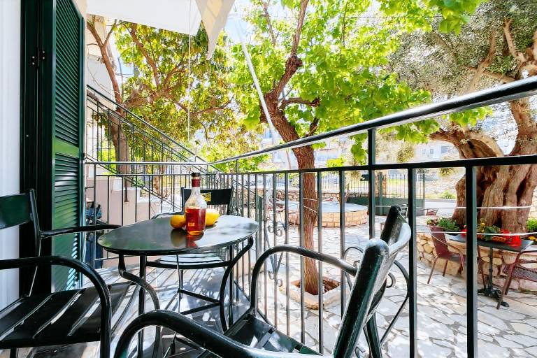 Family-oriented studio with patio, garden & grill | Mountain view | Pets are welcome — photo 4