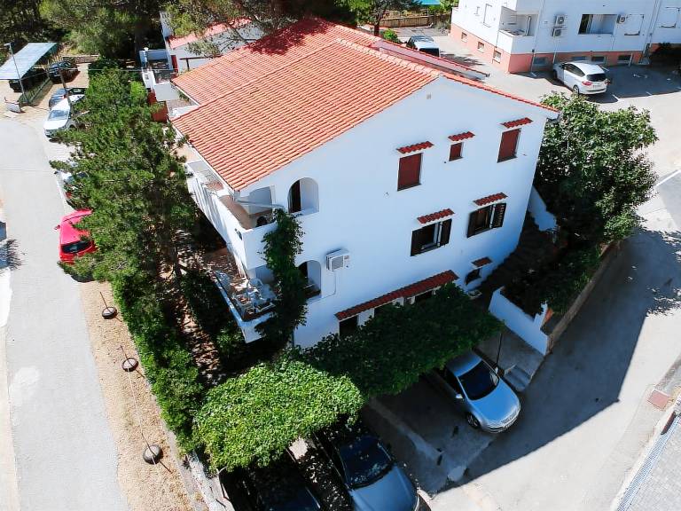 Holiday apartment with patio, garden & BBQ — photo 4