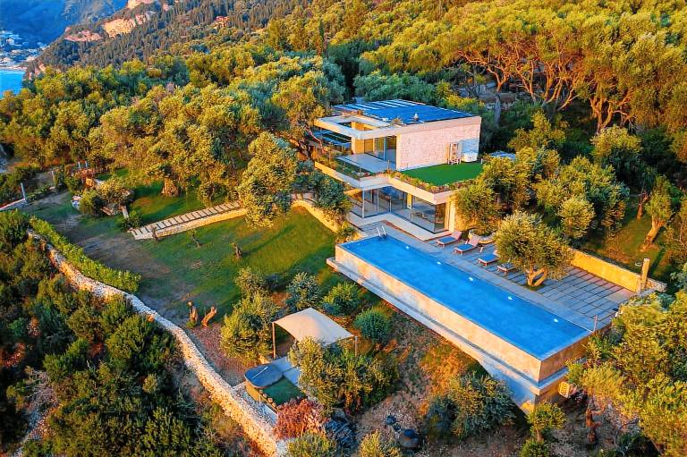Family-oriented charming villa with private pool, jacuzzi & garden | Panoramic view | Pet-friendly — photo 3