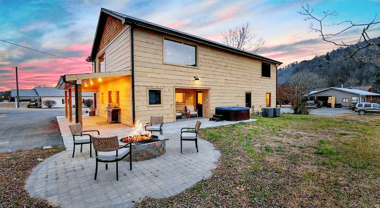 Vacation home with hot tub — photo 5