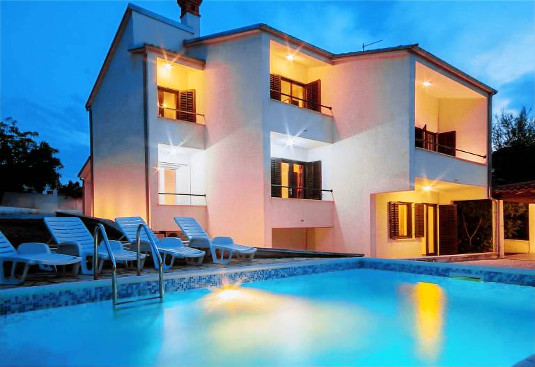 Rental with yard, grill & pool | Pool view in Medulin
