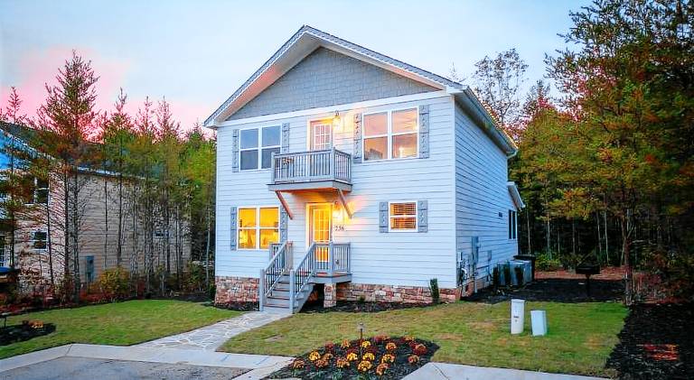 Beautiful house with hot tub & pool | Pets allowed in Helen, GA