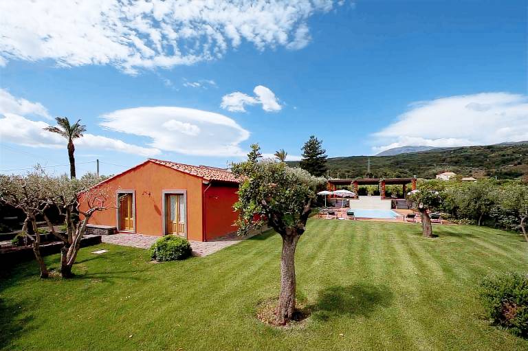 Charming rental apartment with yard, pool & barbecue | Pets allowed — photo 3