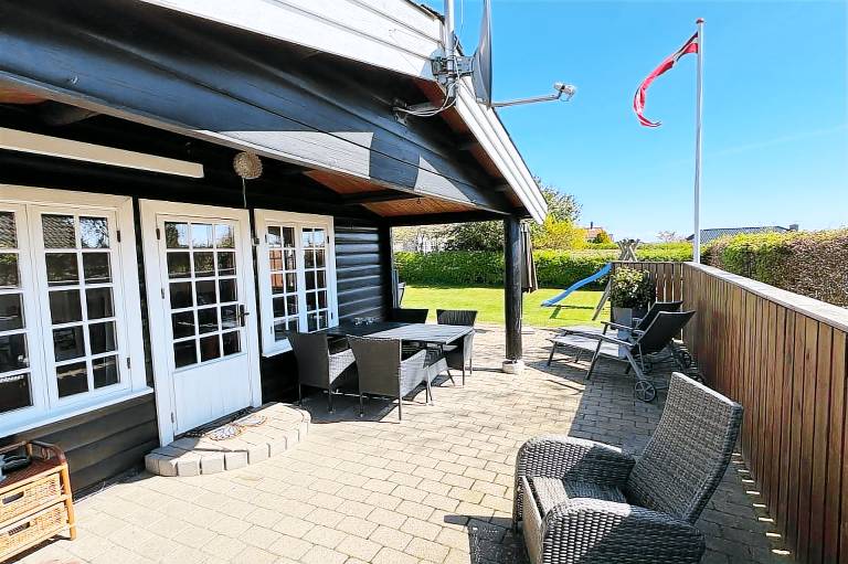 House with barbecue, patio & yard — photo 4
