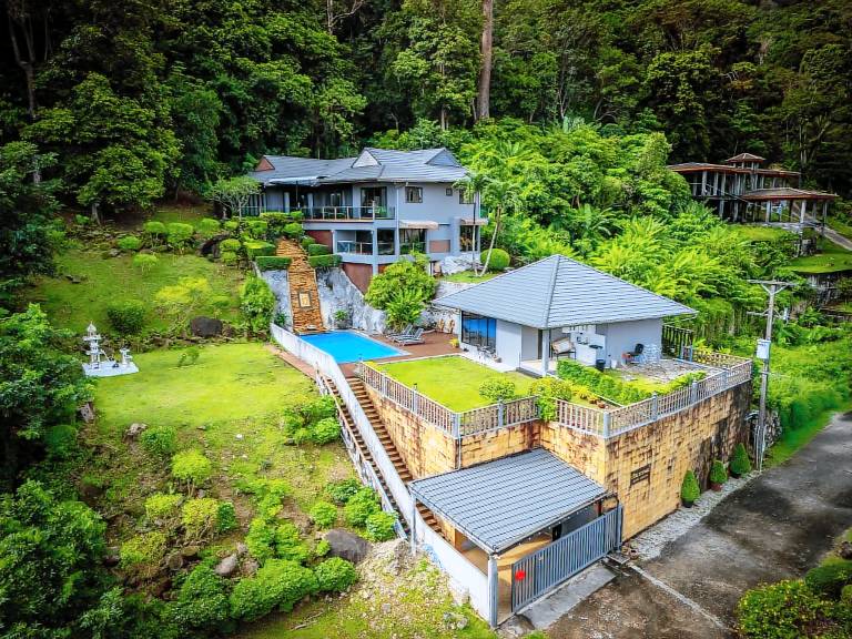 Villa with yard & pool in Karon