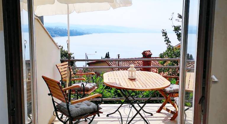 Apartment with yard & terrace in Opatija