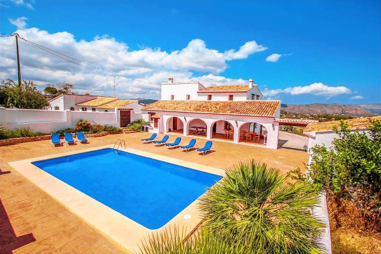 Villa with private pool, barbecue & yard | Suitable for remote work in Mora