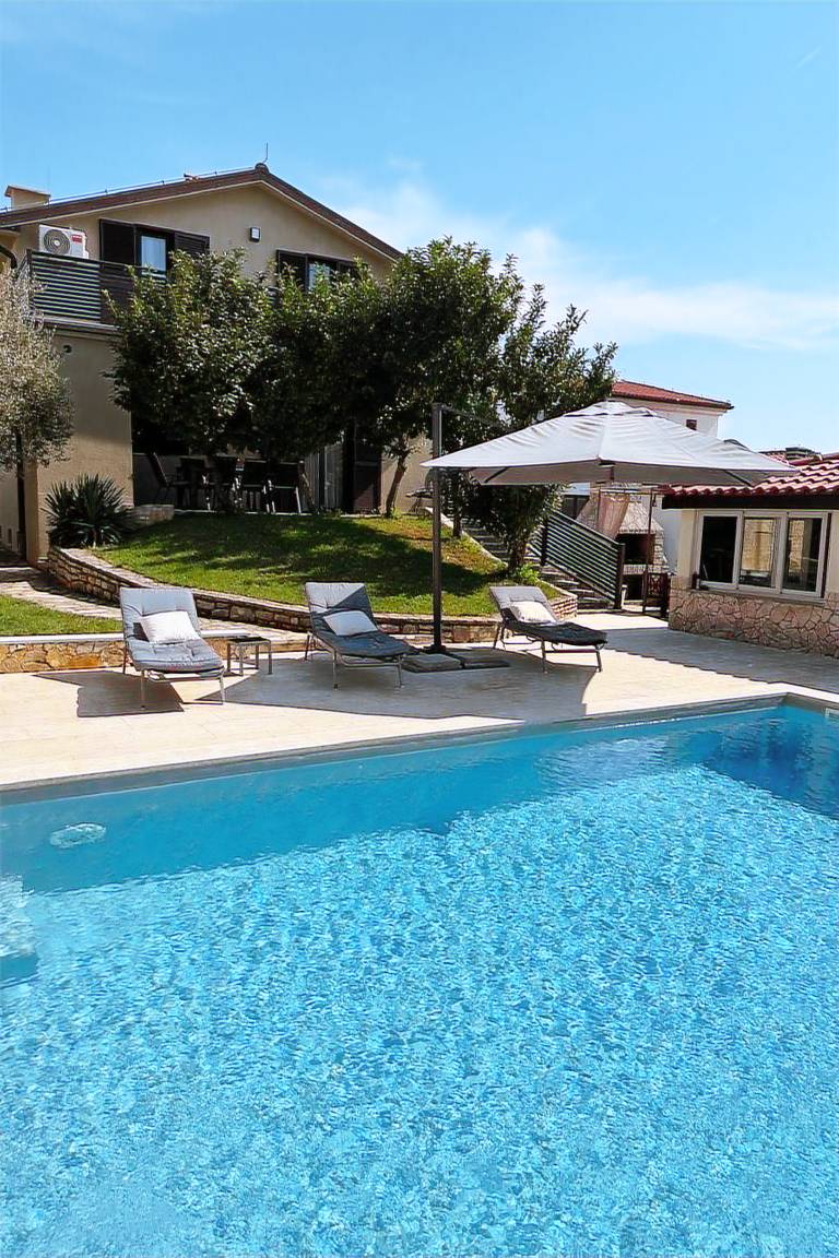 House with BBQ, terrace & private pool — photo 2