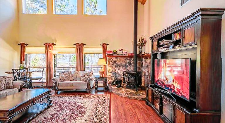 Vacation home with pool & hot tub in Oakhurst, CA