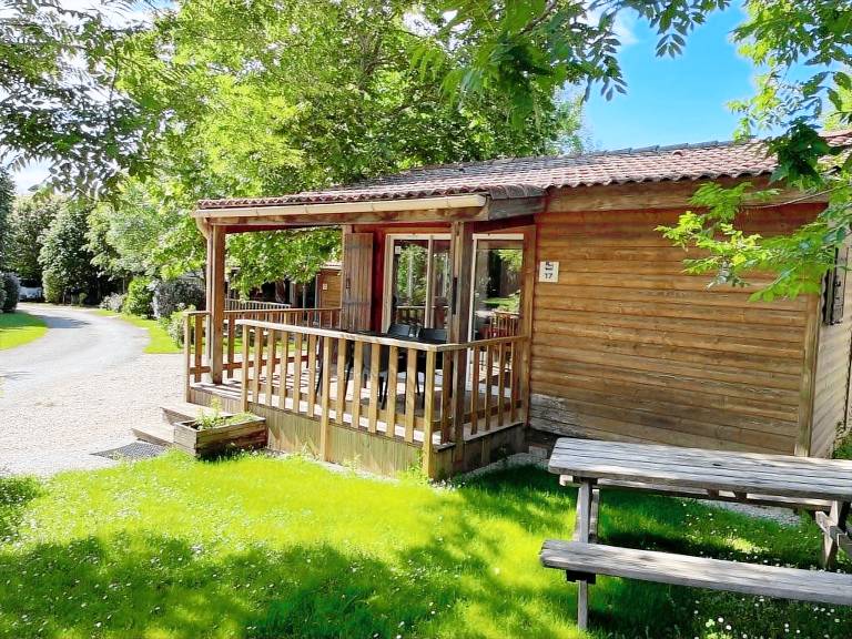 Family-oriented chalet with heated pool & patio | Pet-friendly — photo 4
