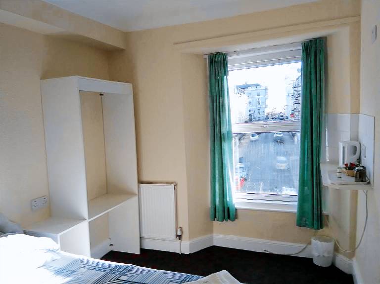 LAMPLIGHTER GUESTHOUSE — photo 4
