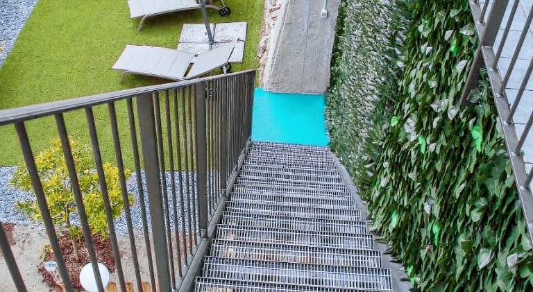 Serviced apartment with yard & patio | Suitable for remote work | Dogs allowed — photo 5