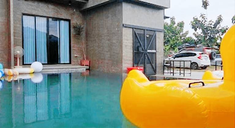 Villa with hot tub, patio & yard — photo 3