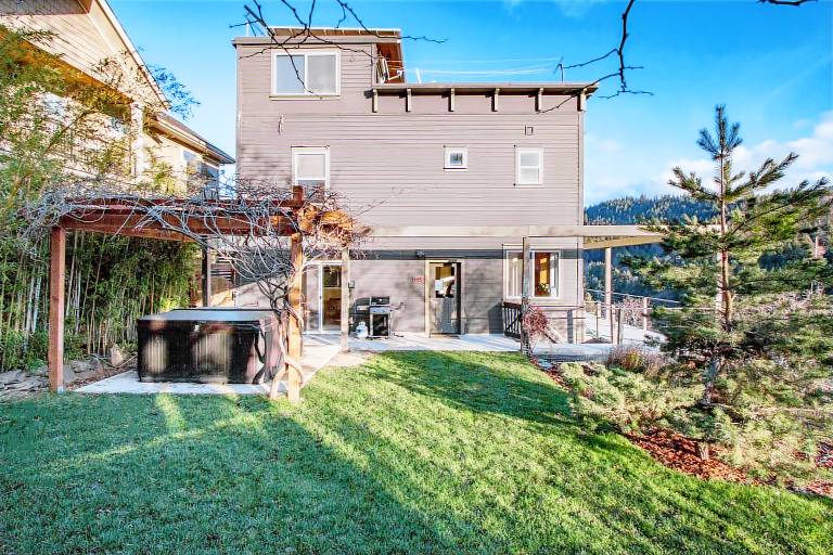 Hazel House - Gorgeous, Views, Perfect Hood River Getaway! — photo 3