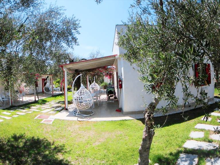 Apartment with pool & patio — photo 4