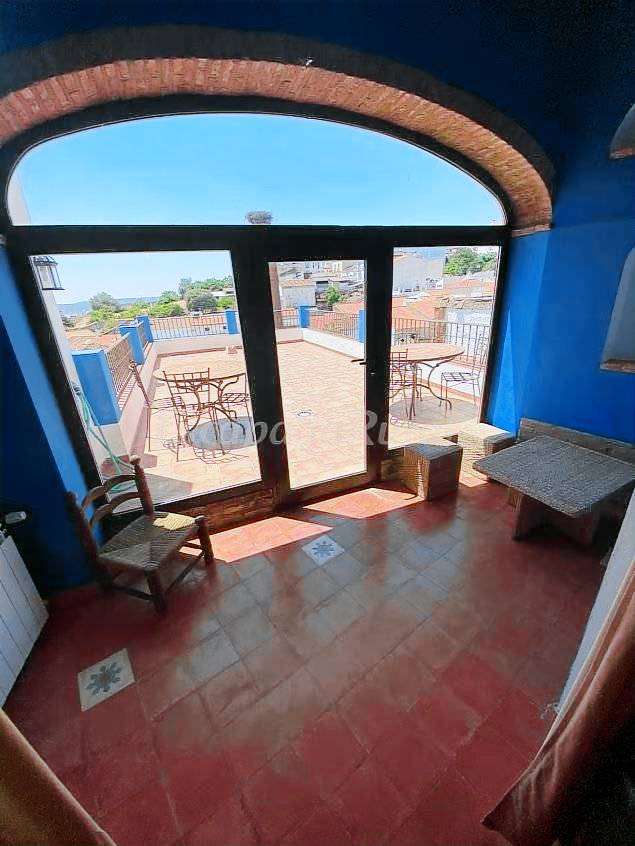 Cottage with patio & pool | City view — photo 2