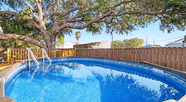 Vacation home with BBQ, garden & private pool — photo 4