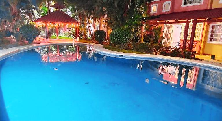 Vacation home with pool — photo 4