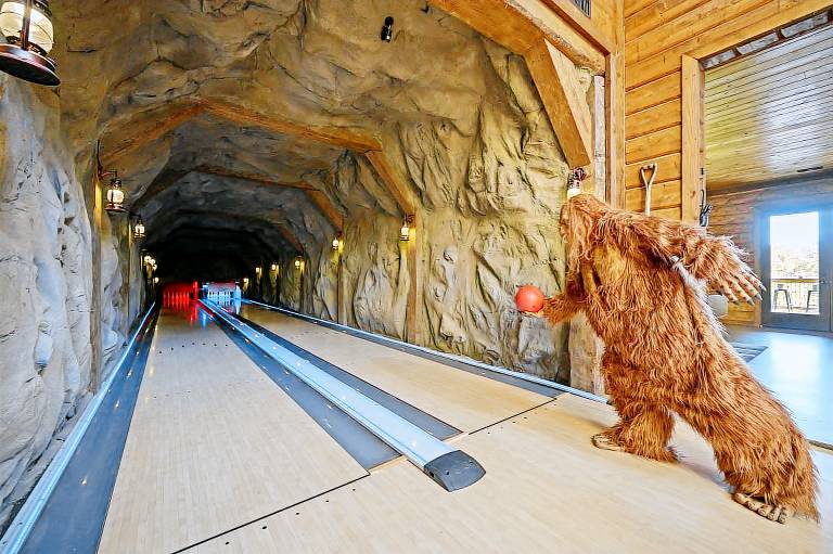 Pinhouse Bowling Slide Splash Golf Sleeps 50