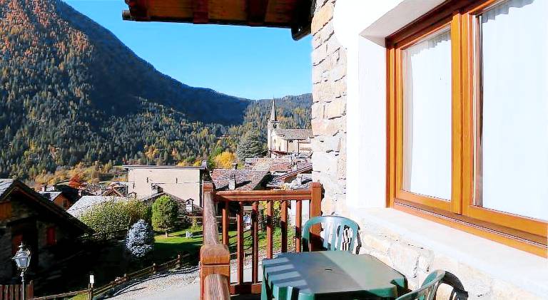 Rental apartment with patio, yard & barbeque — photo 3