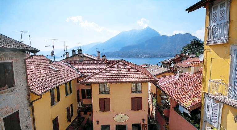 Rental apartment with yard, pool & patio in Bellagio