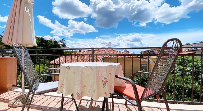 Beautiful apartment with yard, grill & patio | Beach nearby | Pets allowed — photo 3