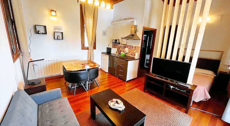 Lodge with pool, garden & terrace | Pets allowed — photo 2