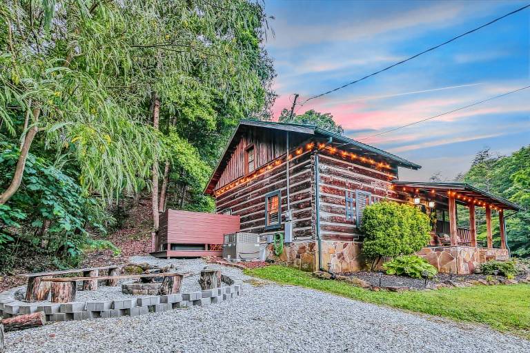 Hidden Acre Lodge: Pet Friendly, Free Attraction Tickets, Hot Tub, & WiFi — photo 2