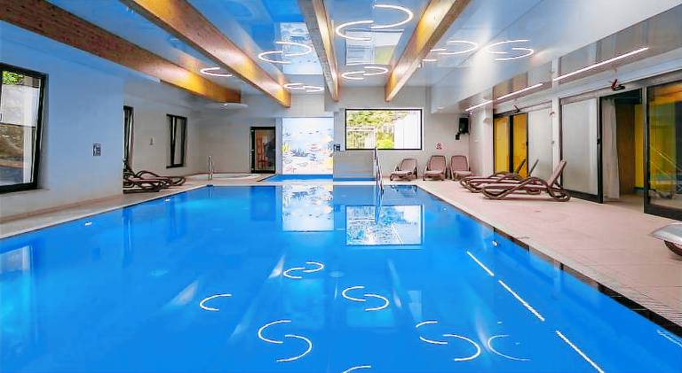 Holiday apartment with hot tub, garden & pool in Ustron