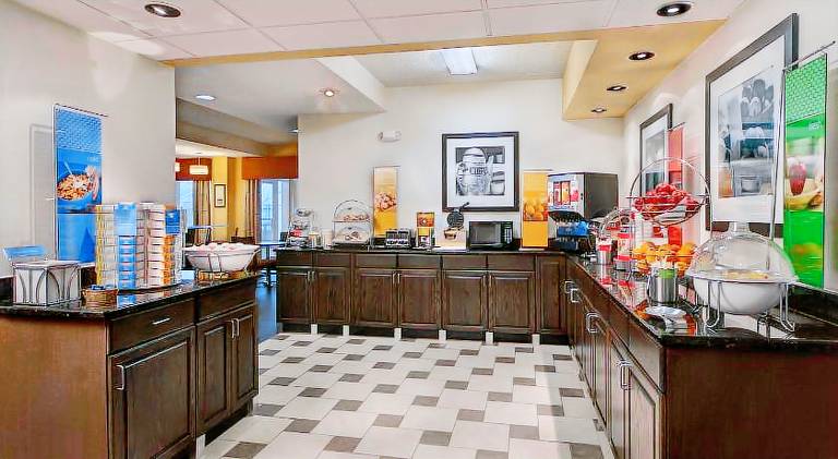Hampton Inn Milwaukee-Northwest — photo 4