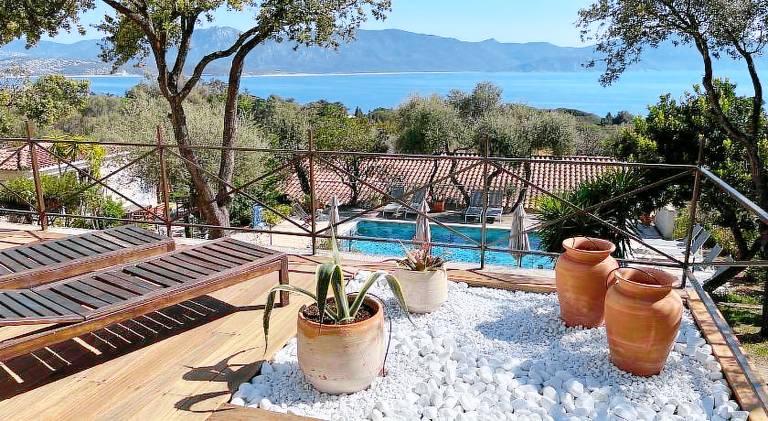 Rental apartment with yard, barbecue & terrace in Sartene