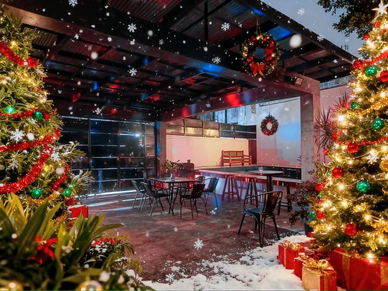 Vacation home with barbeque, pool & yard — photo 4