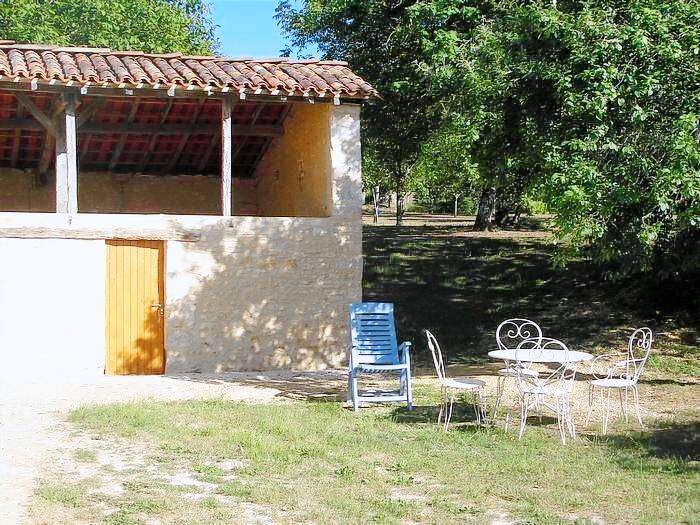 House with barbeque | Garden view — photo 2