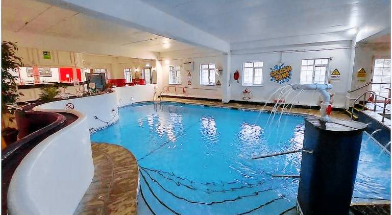 Vacation home with pool — photo 4
