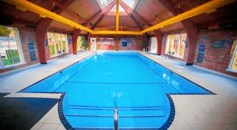 Vacation home with pool — photo 2