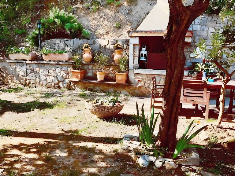 Vacation home with yard, BBQ & patio | Mountain view — photo 3