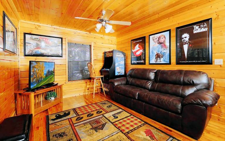 Pet Friendly, Hot Tub & Pool Table! - Boo Boo's Den — photo 3