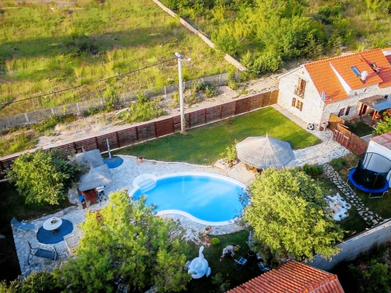 Vacation home with barbeque, yard & patio — photo 4