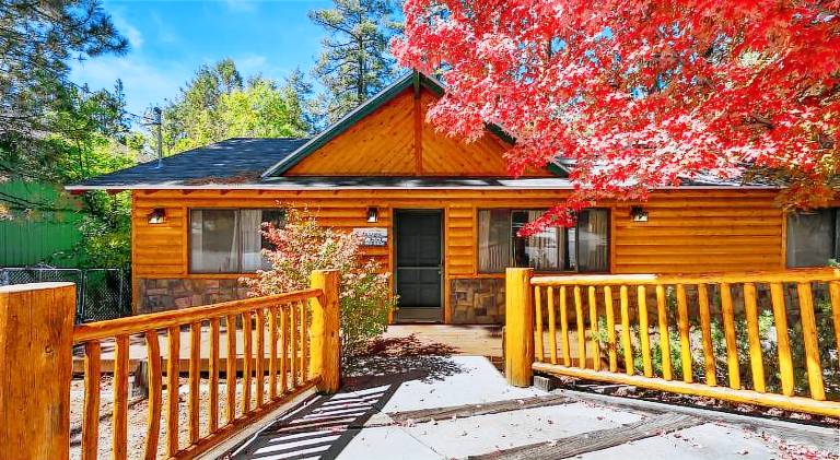 Vacation home with hot tub, terrace & barbeque in Big Bear Lake, CA