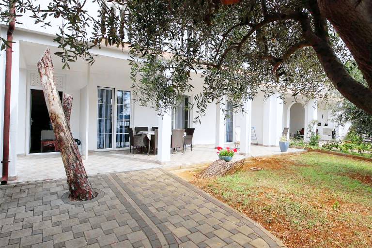 Holiday apartment with terrace and barbecue right on the coast — photo 3